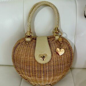 Adorable Heart Shaped Ladies Straw Bag
